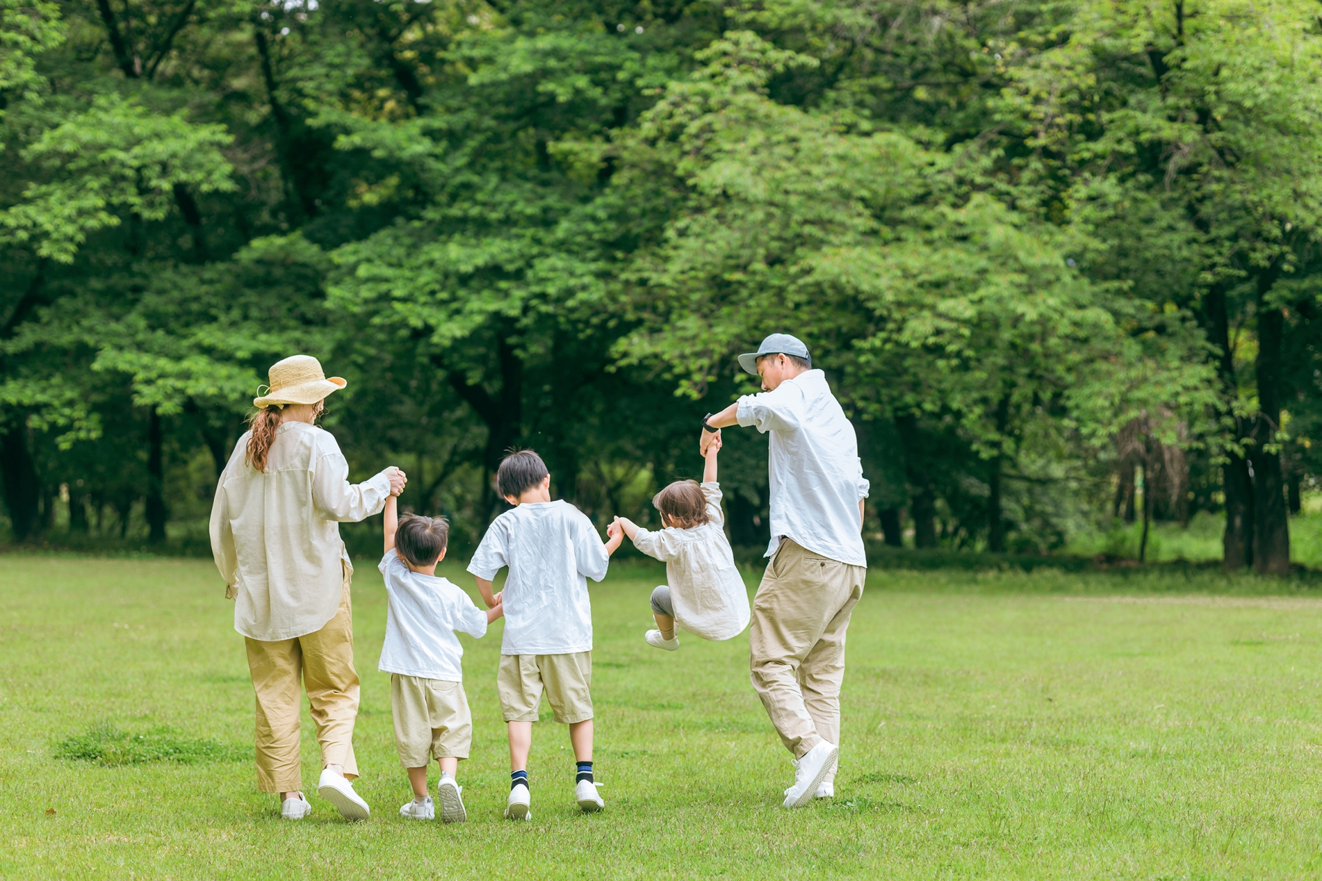 手をつなぐ家族